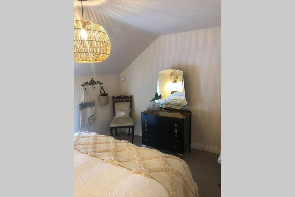 The Pink Cottage Upstairs Suite & Garden Summer Room Whitehead Exterior photo