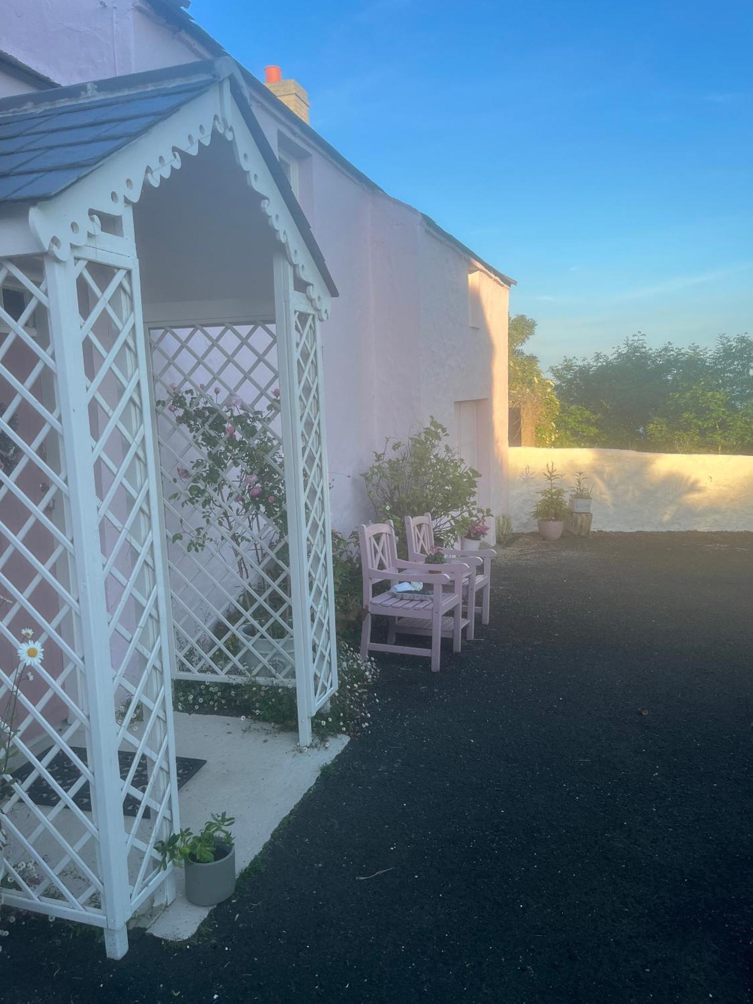 The Pink Cottage Upstairs Suite & Garden Summer Room Whitehead Exterior photo