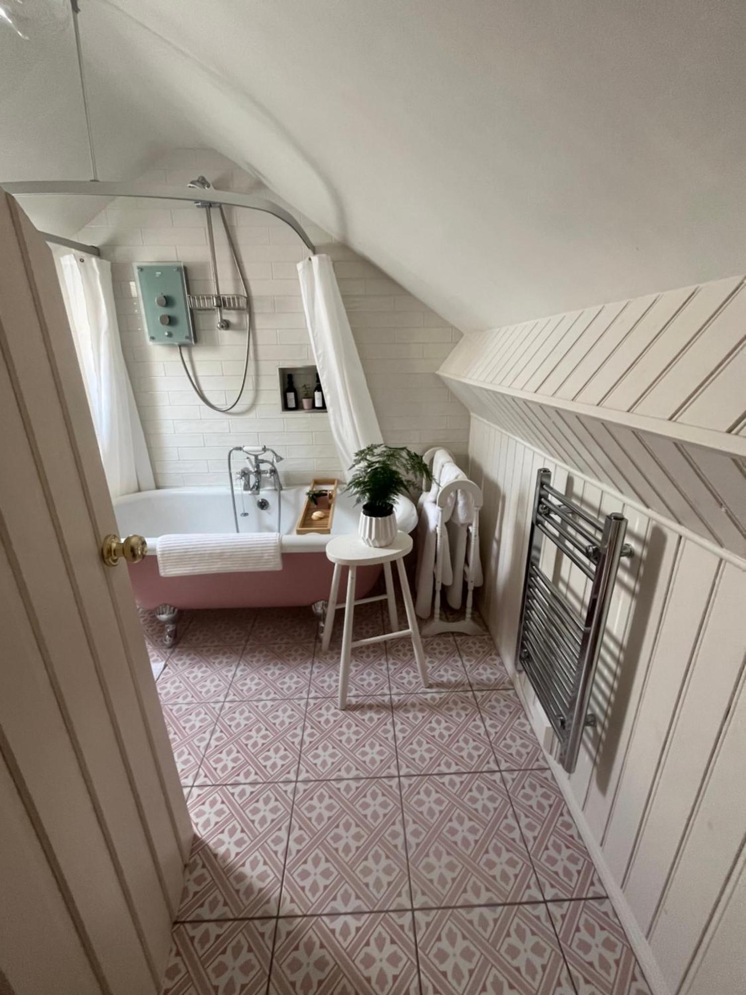 The Pink Cottage Upstairs Suite & Garden Summer Room Whitehead Exterior photo